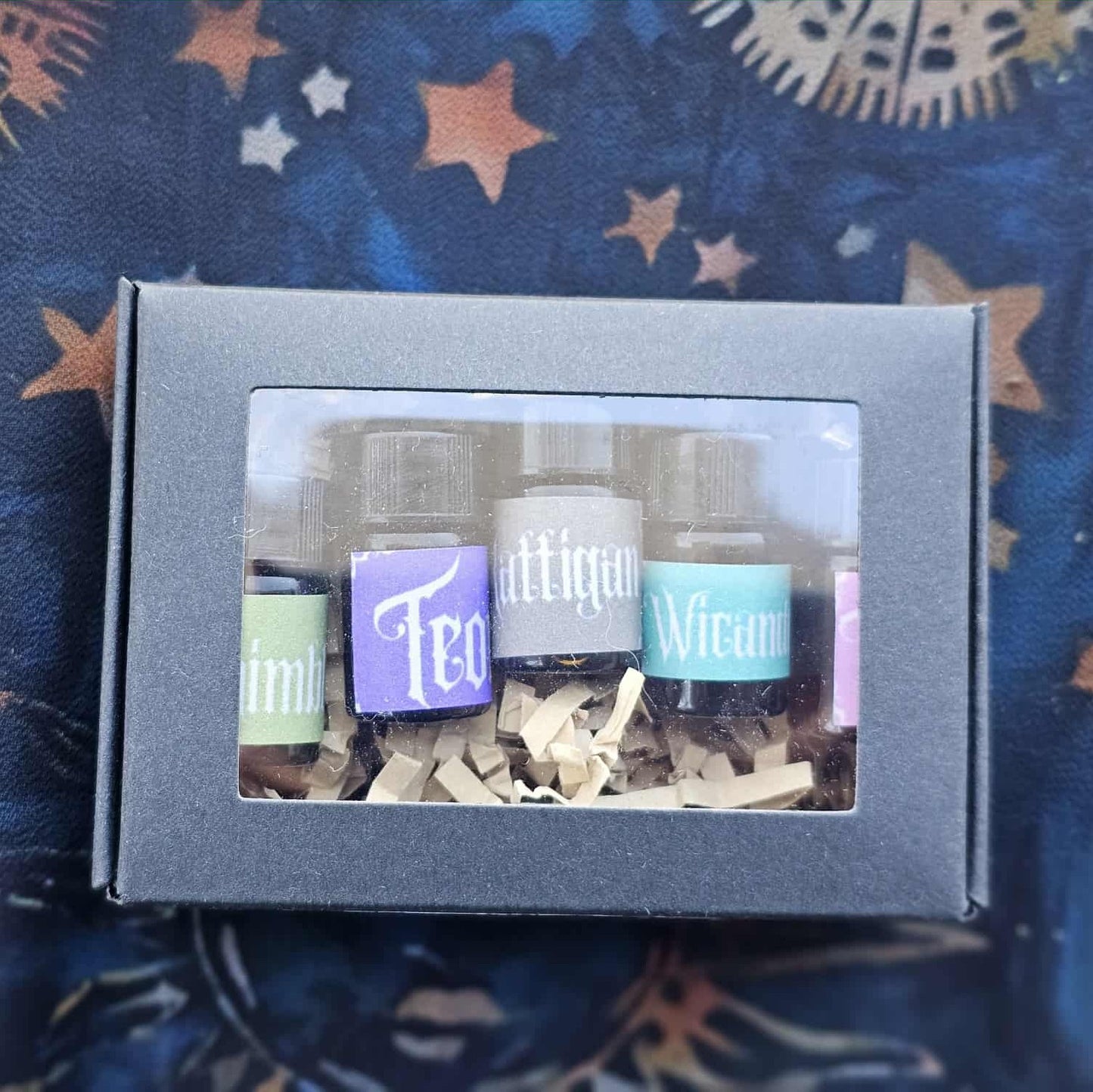 Heroes of Aramán Perfume Sample & Gift Sets