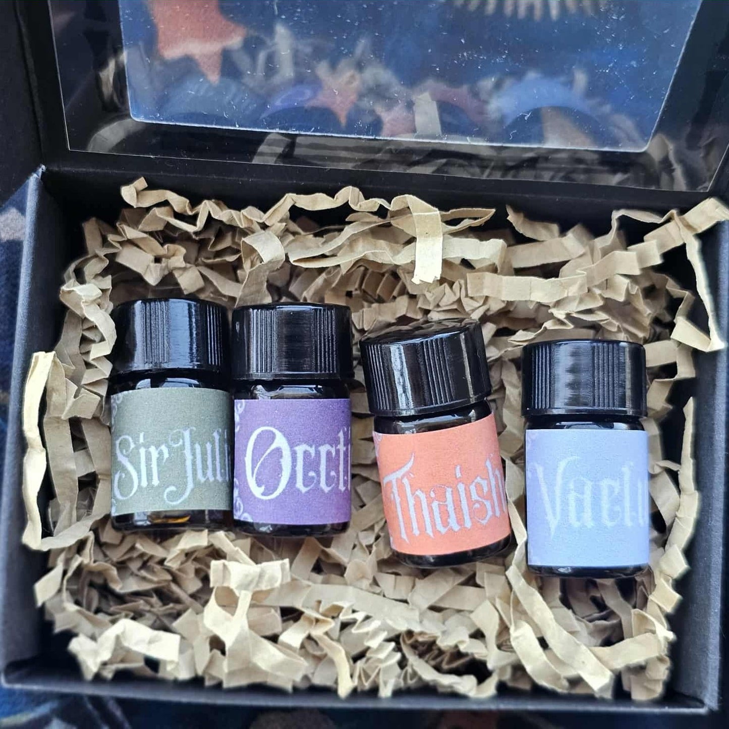 Heroes of Aramán Perfume Sample & Gift Sets